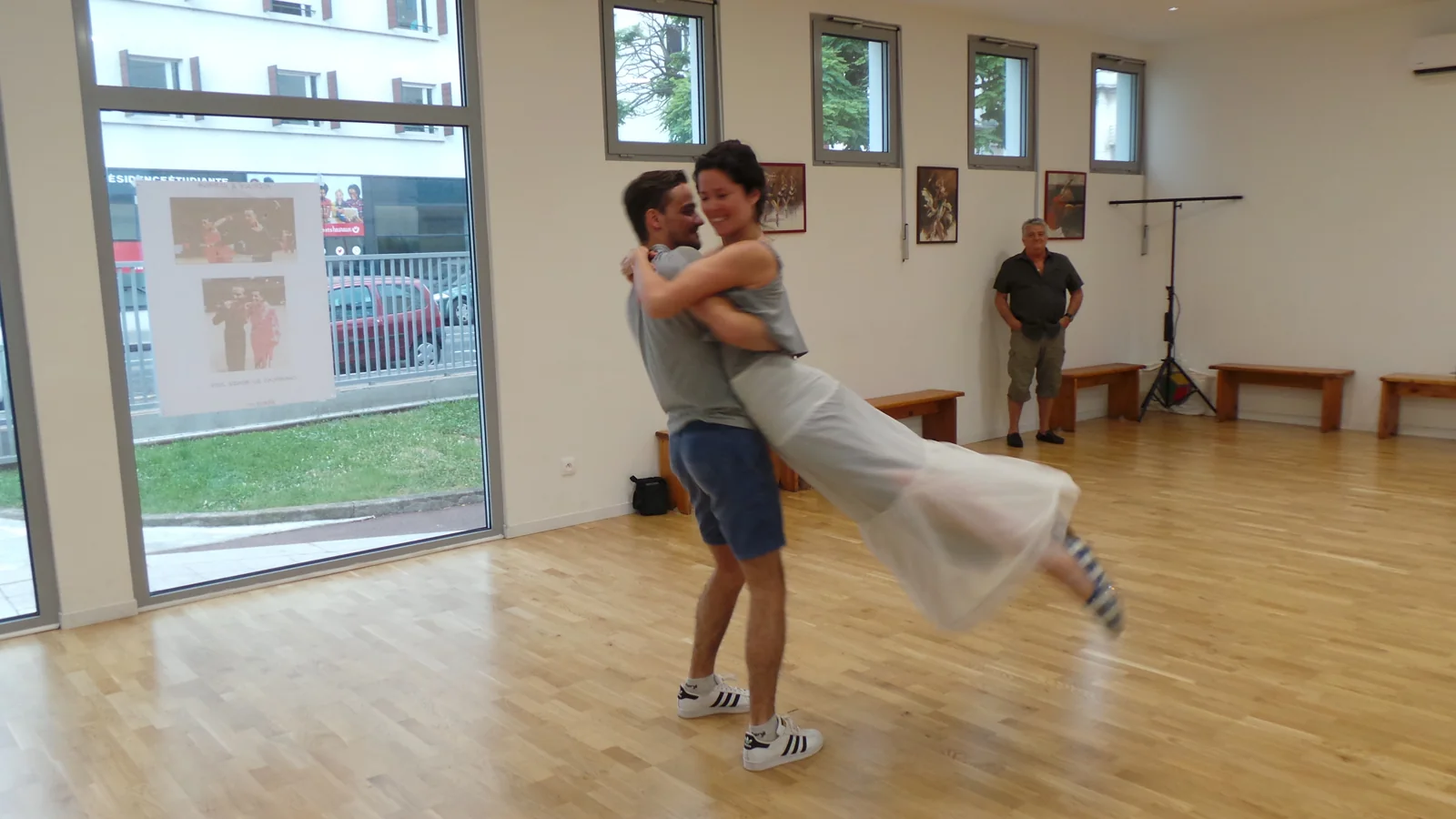 Couple de mariés réalisant un porté lors de son ouverture de bal préparée à Lille