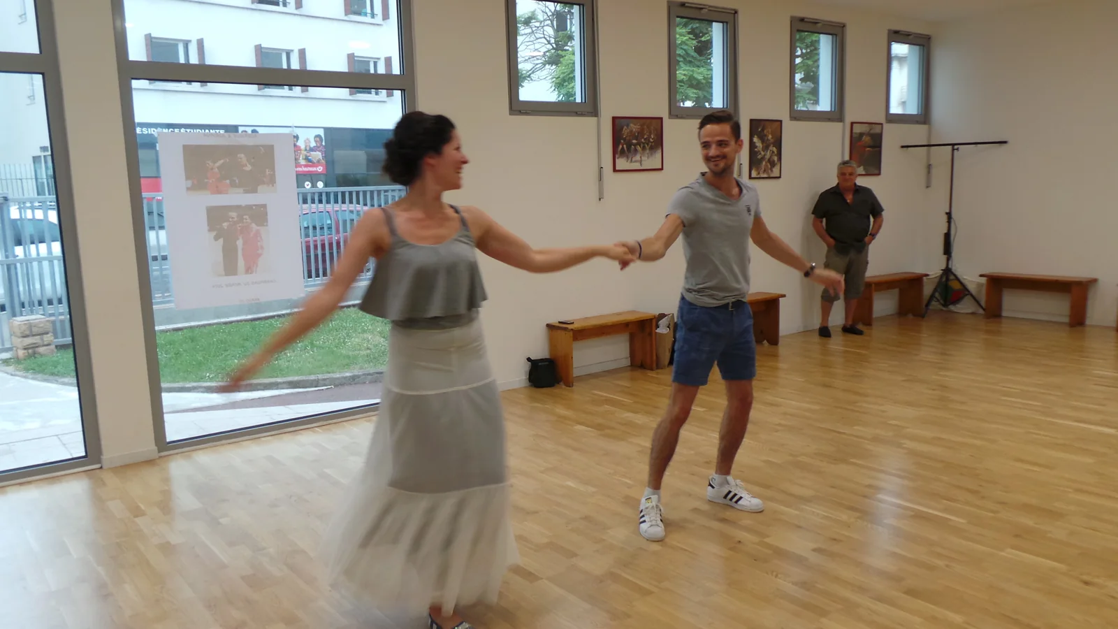 Couple répétant sa première danse de mariage à Lille, du premier pas à la maîtrise