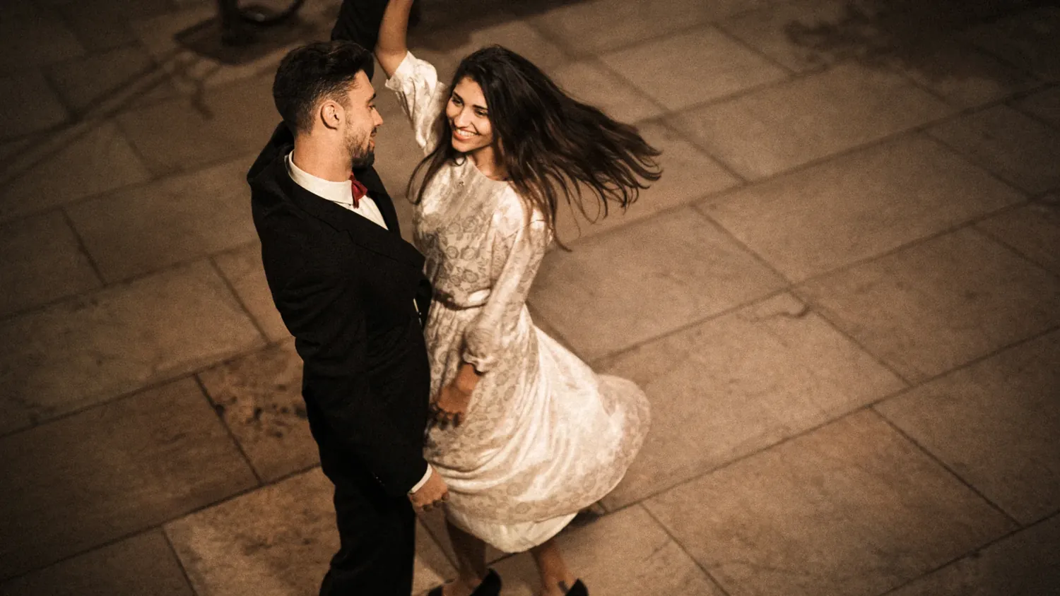 Couple de mariés en pleine émotion sur la piste de danse à Lille