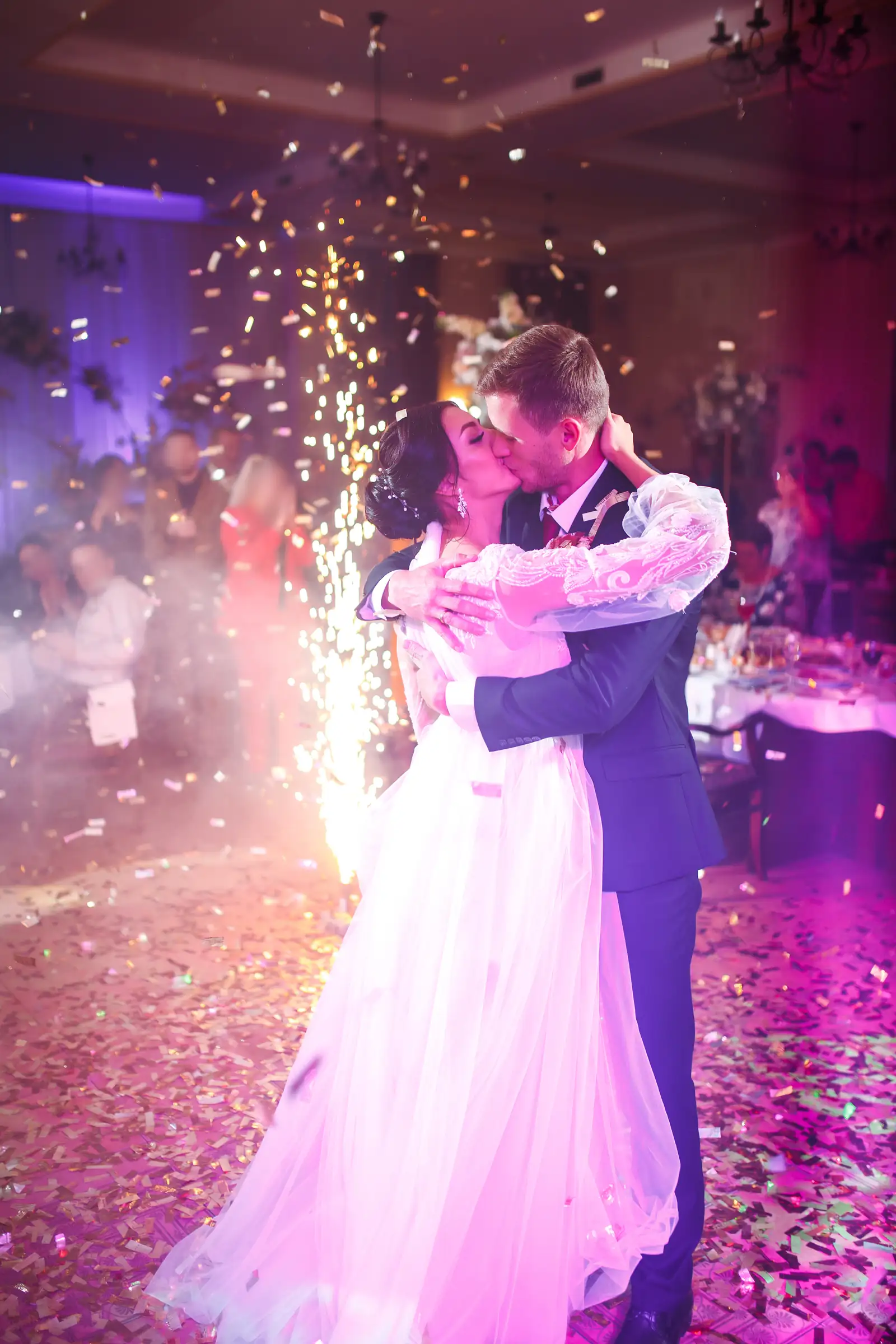 Couple maries baiser cierges magiques premiere danse mariage Lille