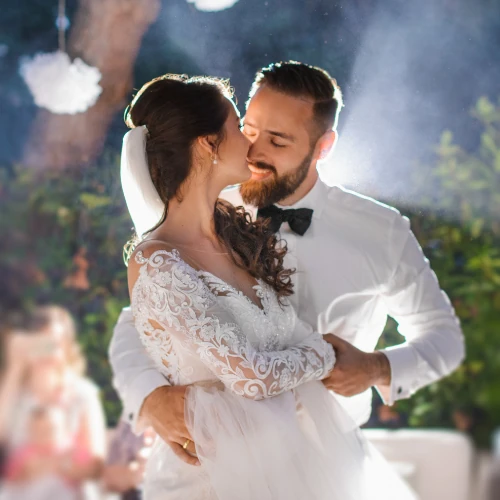 Couple maries baiser piste de danse fumee blanche mariage Lille