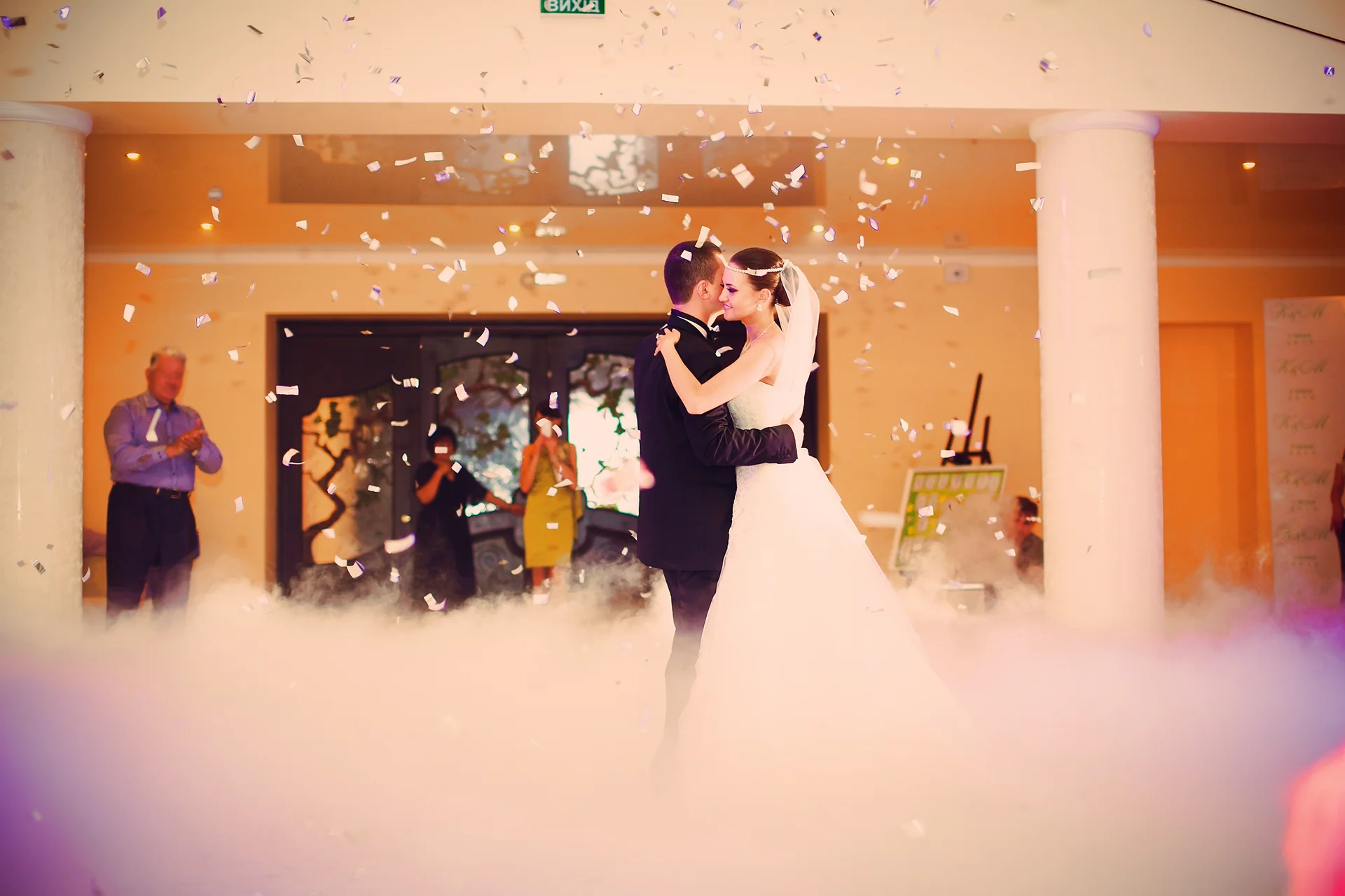 Couple de mariés sous les confettis en salle de réception à Lille