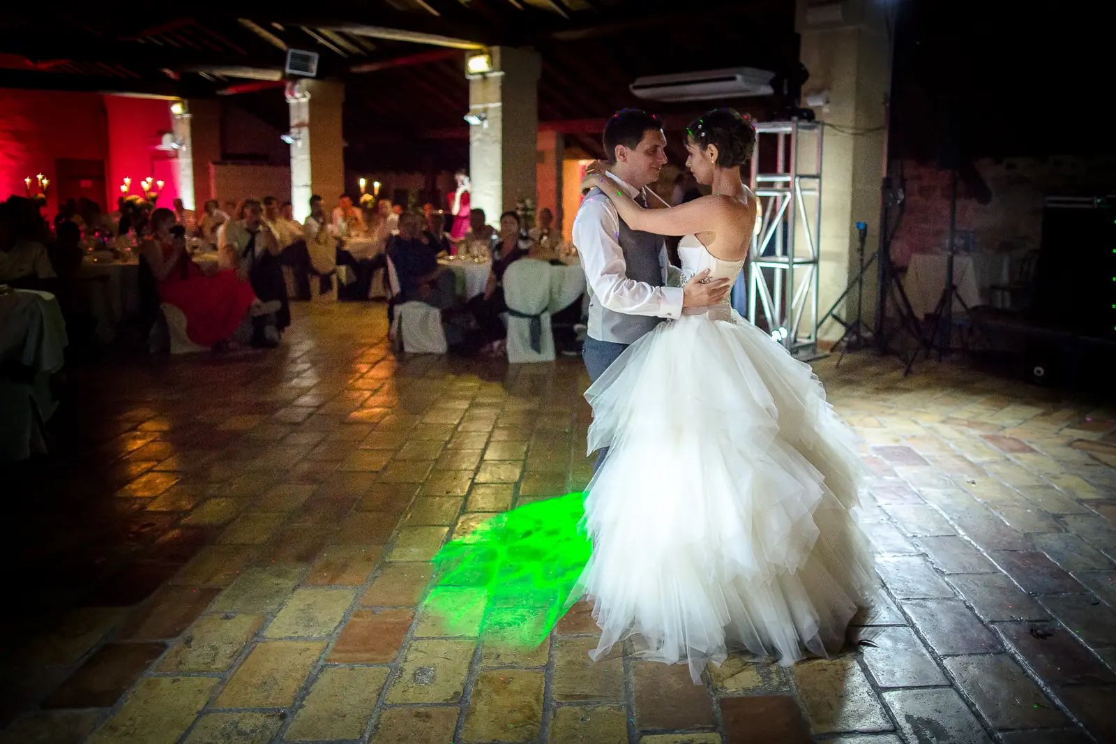 Couple dansant son ouverture de bal le jour J de son mariage à Lille