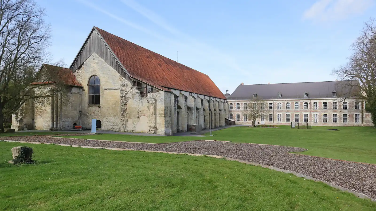 Abbaye de Vaucelles - lieu de réception de mariage à Les Rues-des-Vignes
