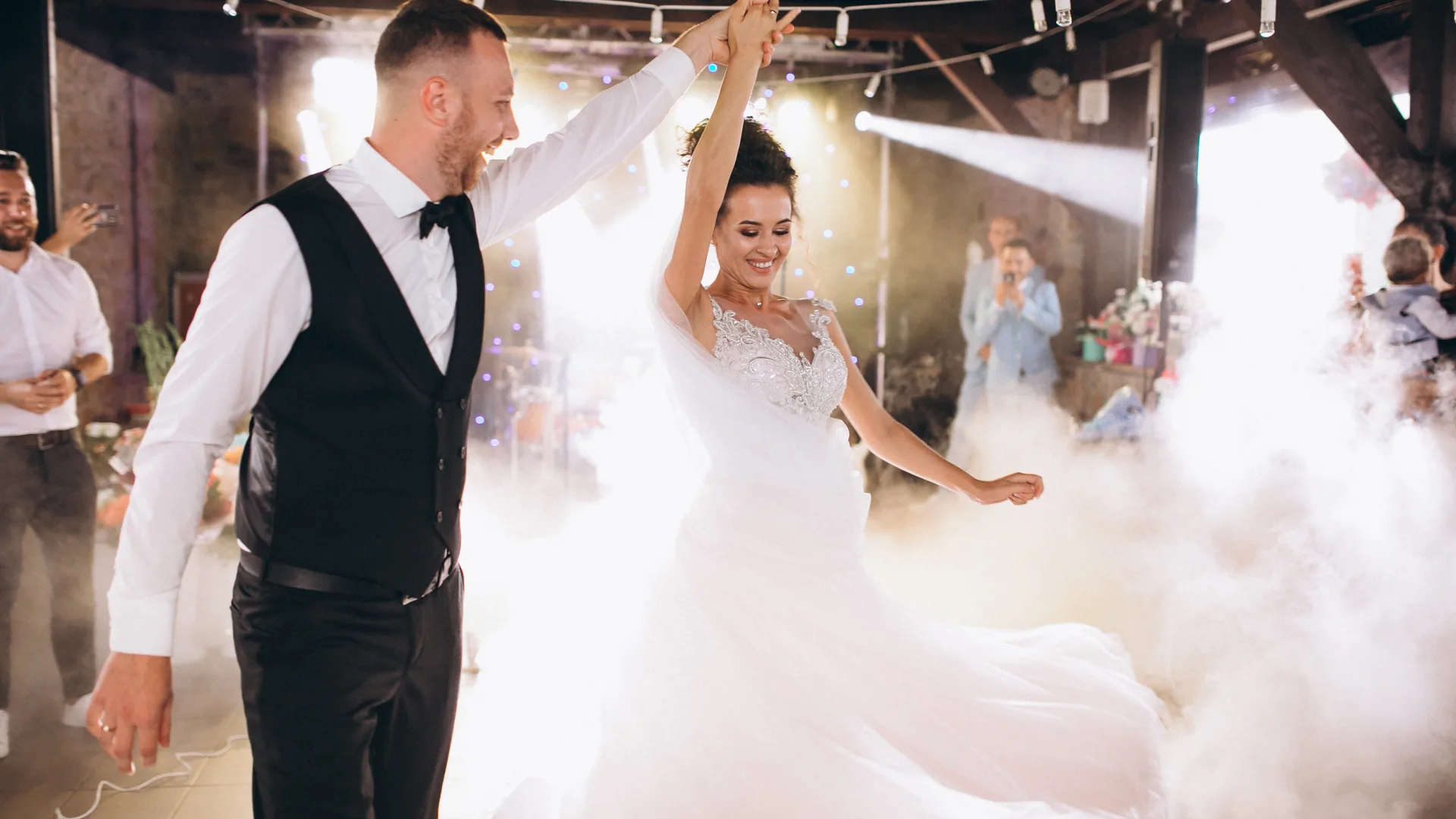 Premiere danse de couple maries fumee blanche piste de danse mariage Lille