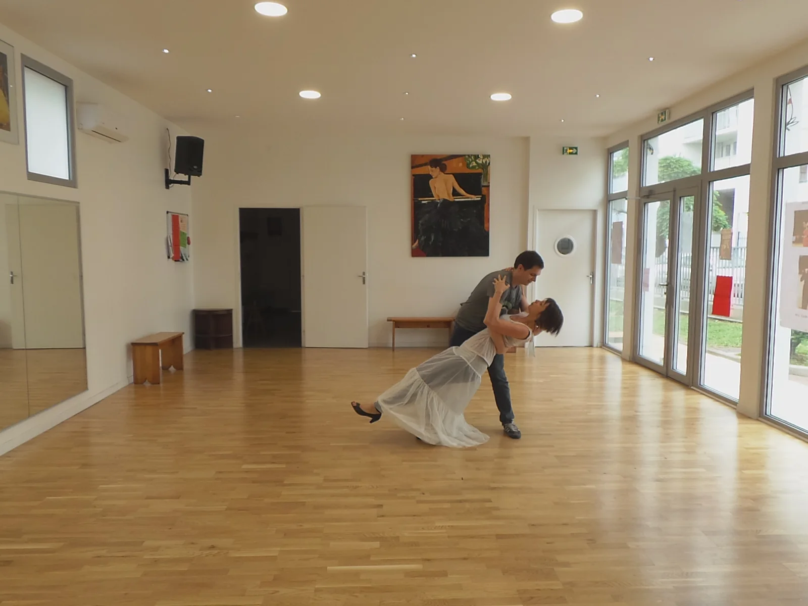Couple en répétition de sa danse de mariage au studio à Lille, sur une figure de descente