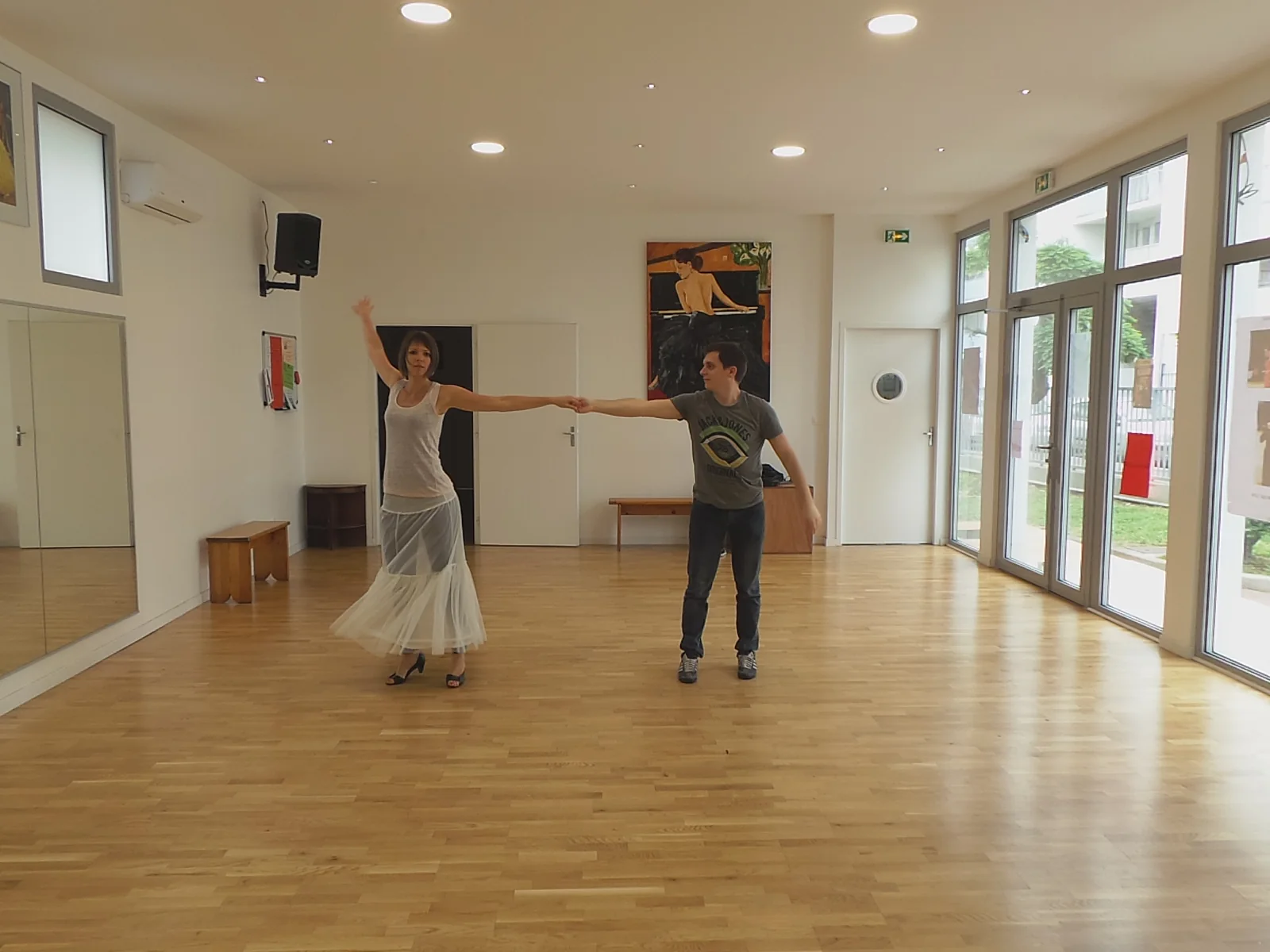 Couple répétant sa première danse de mariage en séance à Lille